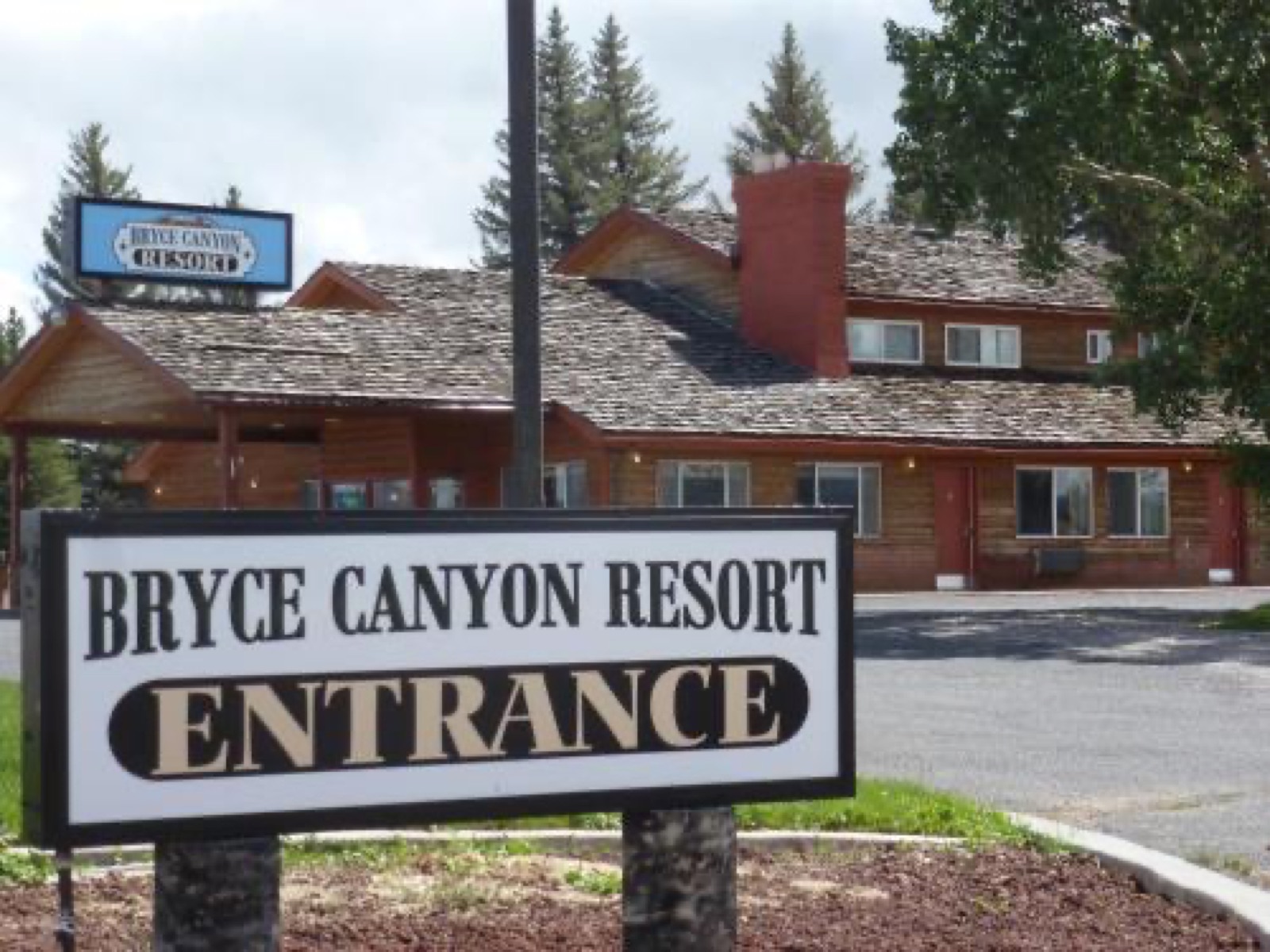 Bryce Canyon Resort lodge building near the park entrance